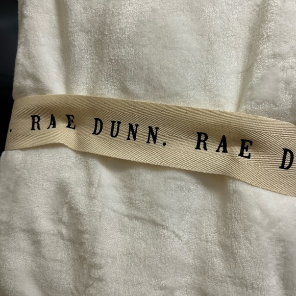 NWT RAE DUNN EVERYONE IS WELCOME HERE RAINBOW 🌈 EMBROIDERED PLUSH THROW - Picture 5 of 13